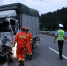 贵州货车追尾驾驶员被困 消防紧急救援 - 消防网