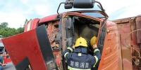 货车司机驾驶不慎侧翻致司机被困 湖南消防全力营救 - 消防网
