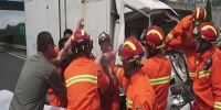 货车改道时追尾 山东威海消防员为被困者高举输液吊瓶 - 消防网