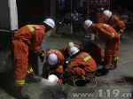 男子被困下水道 广西平桂消防钻沟救援 - 消防网