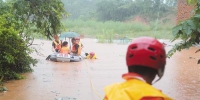 广西南宁消防官兵紧急行动 救出106名被困群众 - 消防网