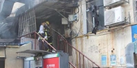 湖南岳阳一居民楼突现火情 消防紧急到场疏散11人 - 消防网