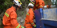 货车撞向山体人员被困 贵州消防官兵成功救援 - 消防网