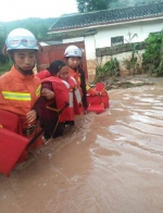 突降暴雨孕妇和两孩子被洪水围困 四川消防紧急营救母子三人 - 消防网
