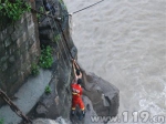 暴雨致江水暴涨男子钓鱼被困 重庆消防用绳索将其救出 - 消防网