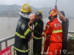 暴雨致江水暴涨男子钓鱼被困 重庆消防用绳索将其救出 - 消防网