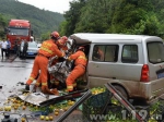大货车和微型车迎面相撞 消防救出被困驾驶员 - 消防网