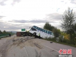 旅游大巴京藏高速与货车相撞1人遇难11人受伤 - 消防网