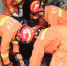 暴雨突袭两老人被困家中 山东莱芜消防官兵涉水救援 - 消防网