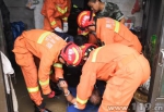 暴雨突袭两老人被困家中 山东莱芜消防官兵涉水救援 - 消防网