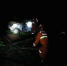 小车冲出路面驶上土堆 湖南零陵消防深夜救出被困人员 - 消防网