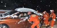 四川折多山大雪近千辆车滞留 甘孜消防携铁铲除冰救援 - 消防网