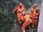 轿车坠崖驾驶员受伤被困 云南双柏消防开辟救生通道 - 消防网