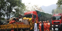 货车与大卡车相撞2人被困 浙江青田消防破拆救援 - 消防网