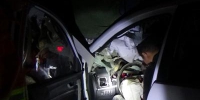 轿车司机疑酒驾追尾货车两人被困 江苏徐州消防驰援 - 消防网