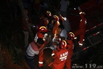 云南货车发生交通事故 消防员破拆3小时救出司机 - 消防网