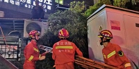 老人被困雨棚 四川重庆渝中消防成功营救 - 消防网