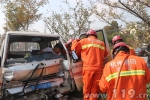 两车相撞一人被困 浙江杭州建德消防破拆救援 - 消防网