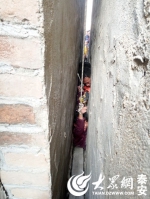 5岁女孩被卡10米长墙缝中山东泰安消防拆墙救援 - 消防网