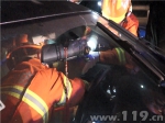 小车撞防护栏司机被钢管穿胸 湖南益阳消防紧急救援 - 消防网