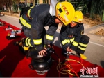 宁夏启动“119”消防宣传月 体验者穿越“火笼” - 消防网