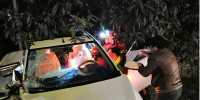 小车被撞出护栏 益阳南县消防火速救人 - 消防网