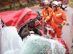 贵州凯里轿车追尾致1人被困消防施救 - 消防网