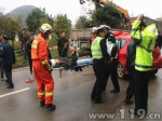 贵州凯里轿车追尾致1人被困消防施救 - 消防网