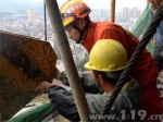 湖南省慈利县建筑工人27楼手指被卡吊钩 消防成功施救 - 消防网