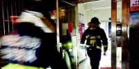 18层高楼浓烟滚滚 消防员让出氧气罩救出70余人 - 消防网