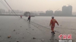 河南濮阳两名儿童落入冰窟 消防员卧冰救援 - 消防网