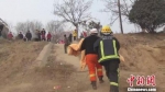 河南濮阳两名儿童落入冰窟 消防员卧冰救援 - 消防网