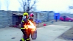 村民使用液化气不当着火 消防员搬“喷火罐”飞奔 - 消防网