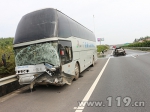 钦州：轿车高速路上停车 被大巴追尾起火致3人受伤 - 消防网