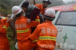 泰宁中巴车侧倾险坠深沟 消防安全转移15人 - 消防网