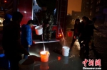 石河子水管冻裂3000人断水 消防连续40小时送水 - 消防网