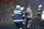 面包车山路弯道失控对撞中巴车司机被卡 襄阳消防牵引破拆救人 - 消防网