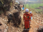 面包车失控冲出路面 沾益消防急救被困者[图] - 消防网