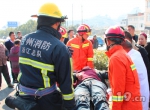 货车撞绿化带铁杆2人被困 台州仙居消防急救援 - 消防网