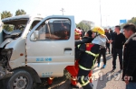 货车撞绿化带铁杆2人被困 台州仙居消防急救援 - 消防网