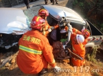 皮卡车翻下路面1人被困 澜沧消防紧急救援[图] - 消防网