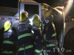 两车相撞两人被困 张家口消防深夜紧急救援 - 消防网