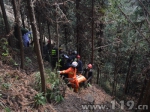 货车翻下山致1人被困 贵州册亨消防及时营救 - 消防网