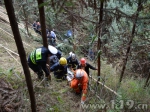 货车翻下山致1人被困 贵州册亨消防及时营救 - 消防网