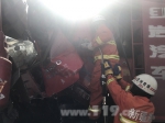 两货车迎面相撞人员被困 新疆梨城消防紧急救援 - 消防网
