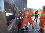 楚大高速4车追尾3人被困 南华消防速救援[图] - 消防网
