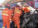 楚大高速4车追尾3人被困 南华消防速救援[图] - 消防网