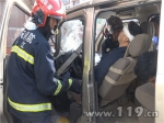 面包车追尾大货车 重庆綦江消防成功救援 - 消防网