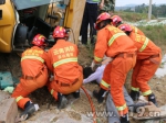 装载机侧翻1人被困 隆阳消防紧急救援[图] - 消防网