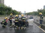 汽车追尾后起火浓烟滚滚 长沙消防速救排险 - 消防网